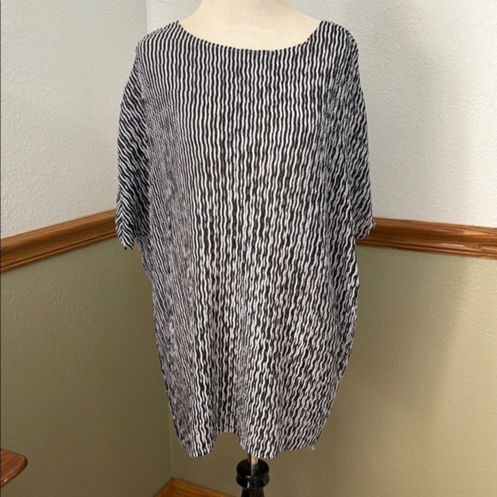 Chico’s Travelers black & gray short sleeve tunic top Large